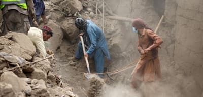 Taliban verbieten Hautkontakt – Helfer lassen Frauen in Trümmern zurück