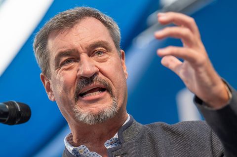Söder läuft zu legendärer Schurken-Hymne ein – der Moment im Video