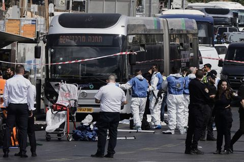 Mindestens zehn Verletzte und sechs Tote bei Schießerei in Jerusalem