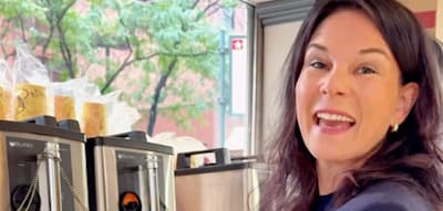 Im Bagel-Shop verspricht Baerbock, weiter „Content“ zu liefern