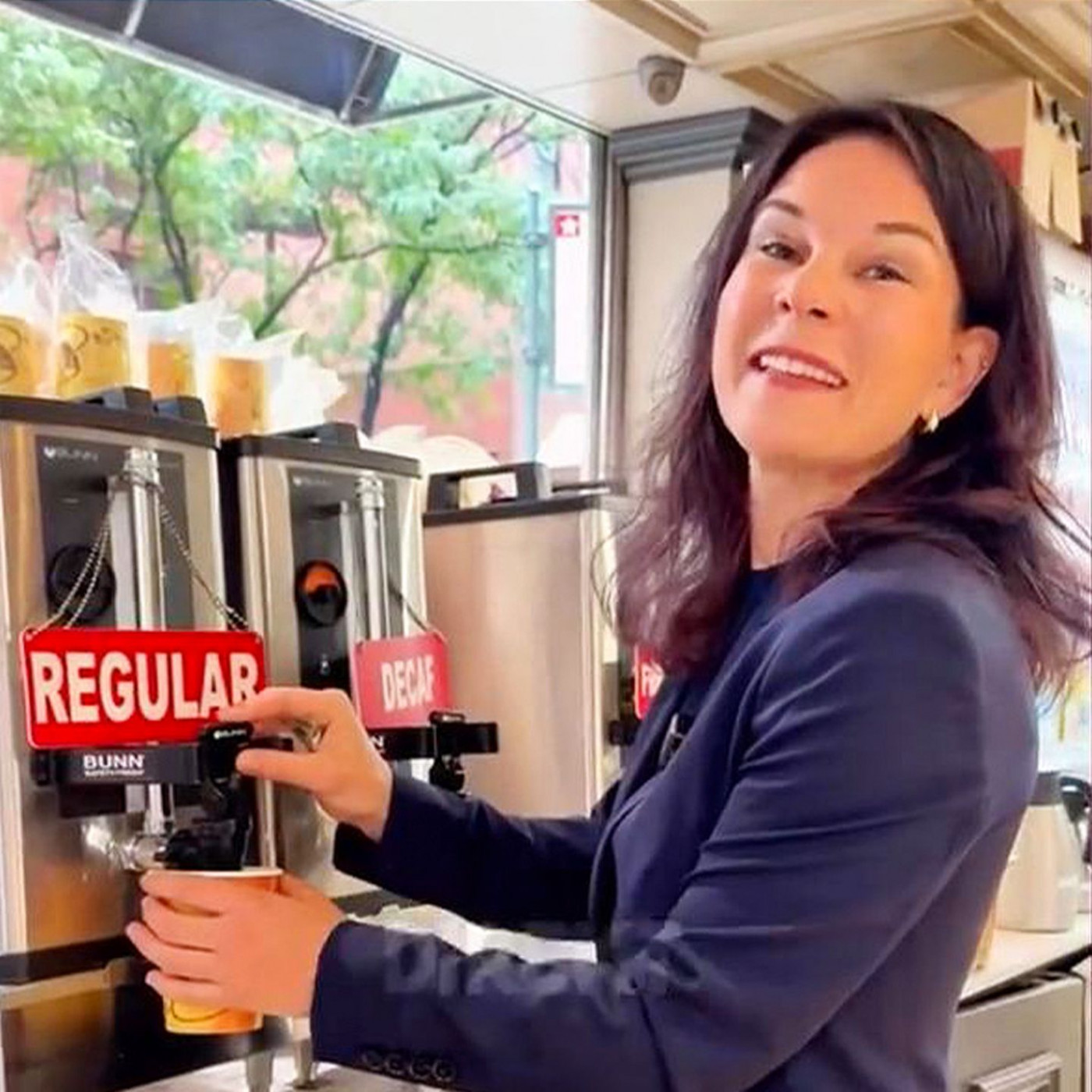 Annalena Baerbock zelebriert New York – mit Bagels, Kaffee und deutschem Akzent