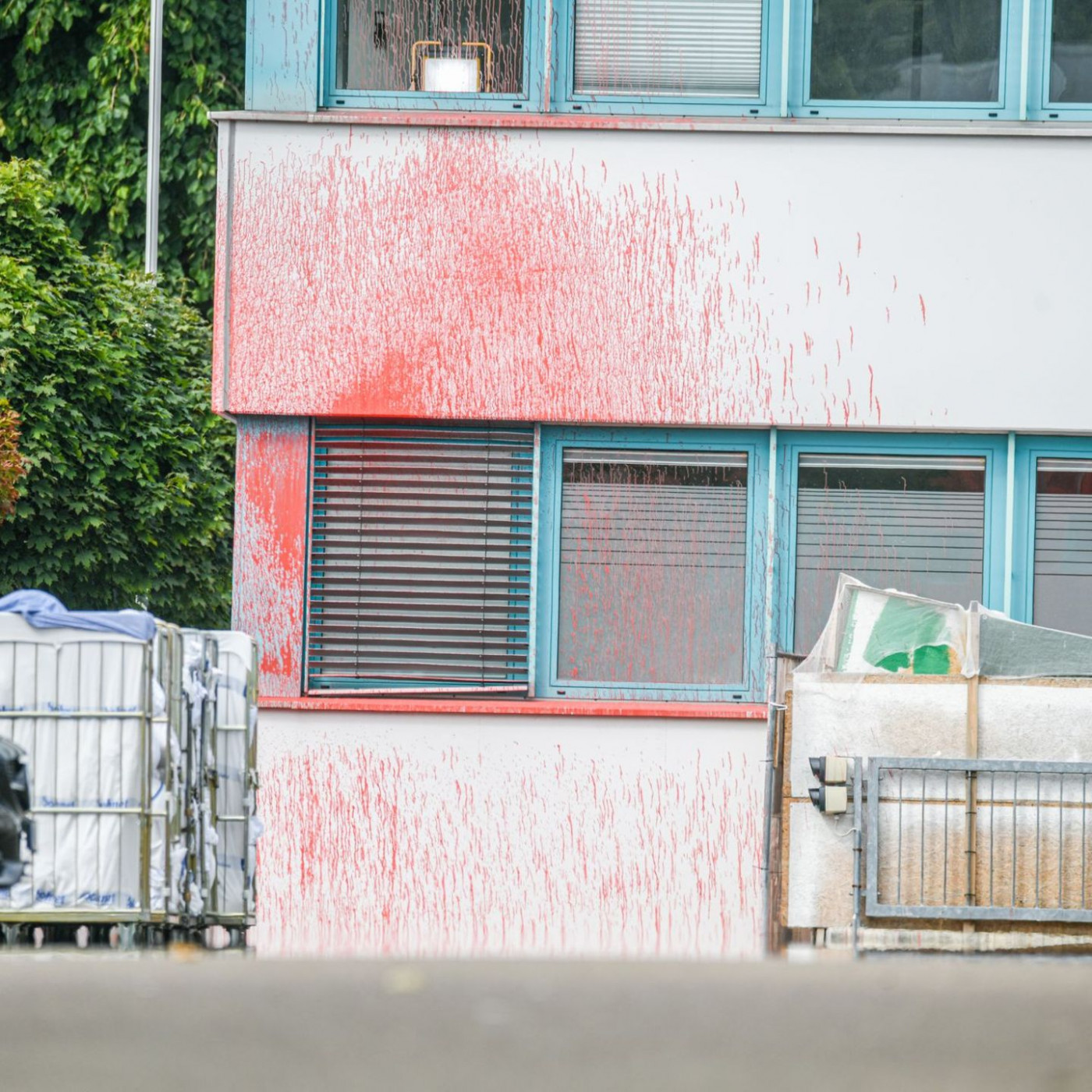Fünf Tatverdächtige nach Angriff auf Rüstungsfirma in Haft
