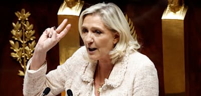 Nach dem Sturz der französischen Regierung richten sich alle Blicke auf Marine Le Pen