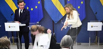 Ohnmachtsanfall – neue Gesundheitsministerin stürzt neben ihrem Premier vom Podium