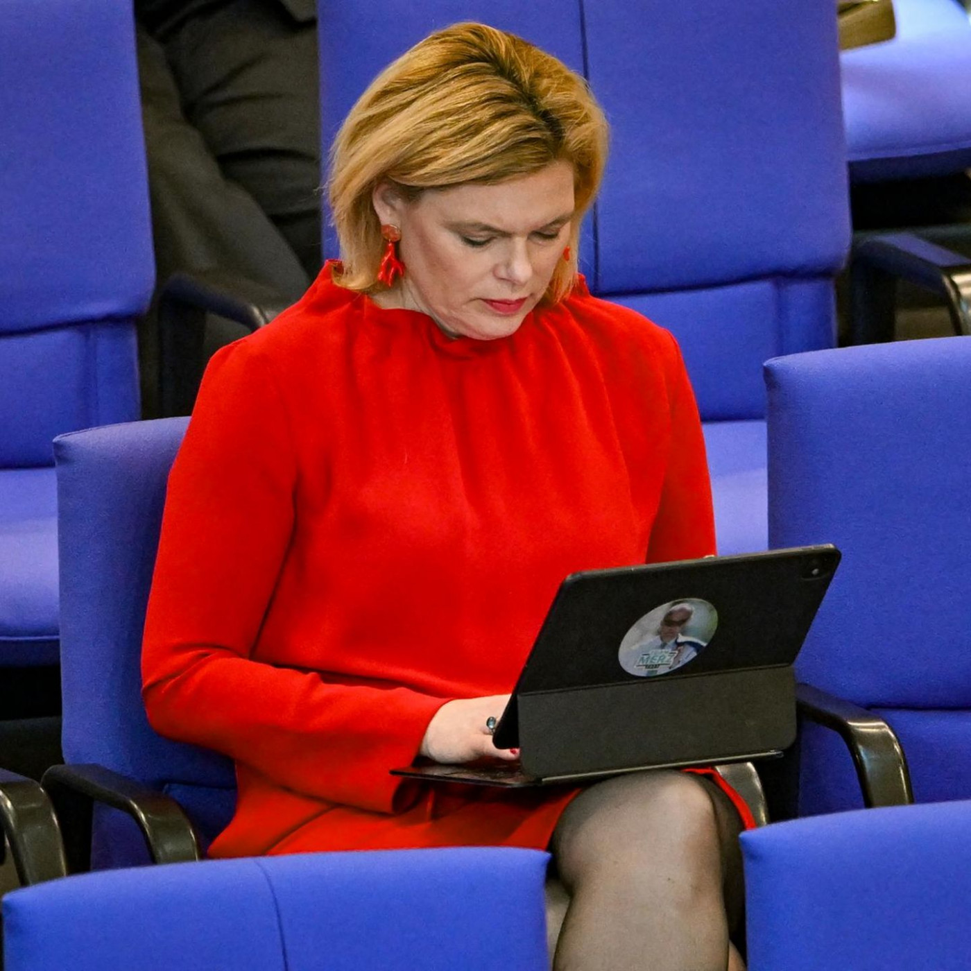 Geräte-Downgrade im Bundestag: Klöckner verbietet Aufkleber auf Laptops