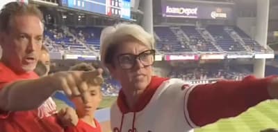 Die Frau, die einem kleinen Jungen an dessen Geburtstag den Ball wegnahm