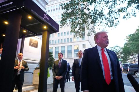 Trump in Restaurant von Demonstrantinnen als "Hitler" beleidigt