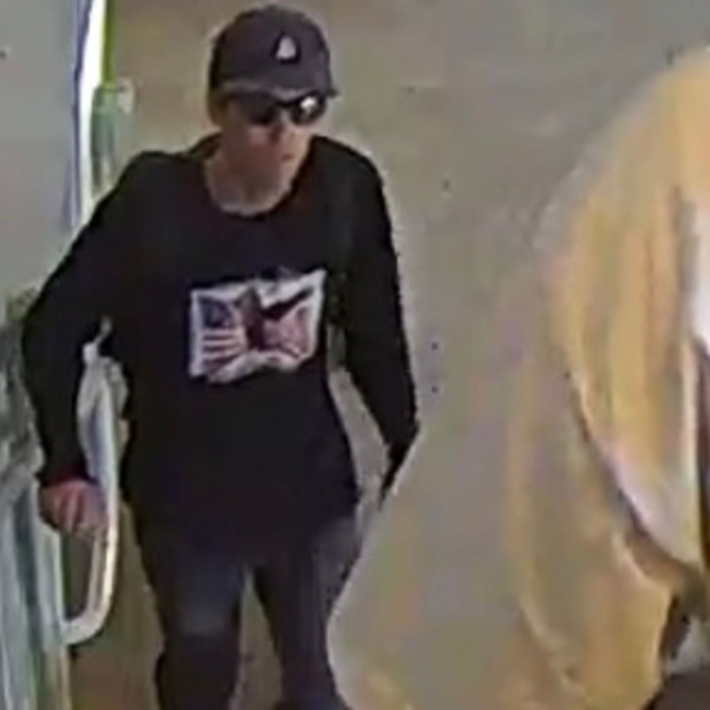 Mit diesen Bildern fahndet das FBI nach Charlie Kirks mutmaßlichem Attentäter
