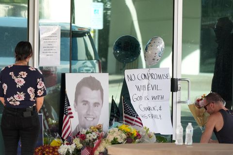 Von Verschwörungstheorien und Waffendebatten – Charlie Kirks Tod spaltet die USA