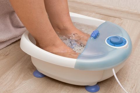 Massagegerät und Pediküre in einem: Diese Funktionen vereint das Fußsprudelbad