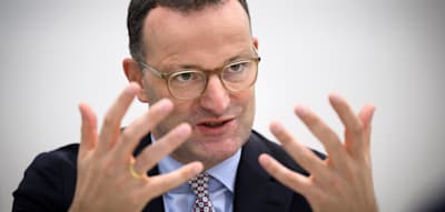 Spahn fordert Zurückhaltung – „Was ist denn dann die Folge? ‚Kauft nicht mehr bei Juden‘?“