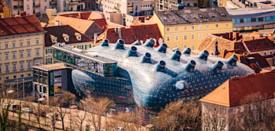 Eine überdimensionierte Seegurke ist der Blickfang in Graz