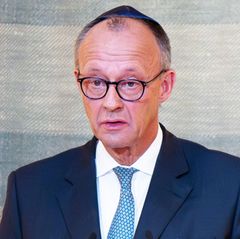 Merz bricht in Synagogen-Rede unter Tränen die Stimme