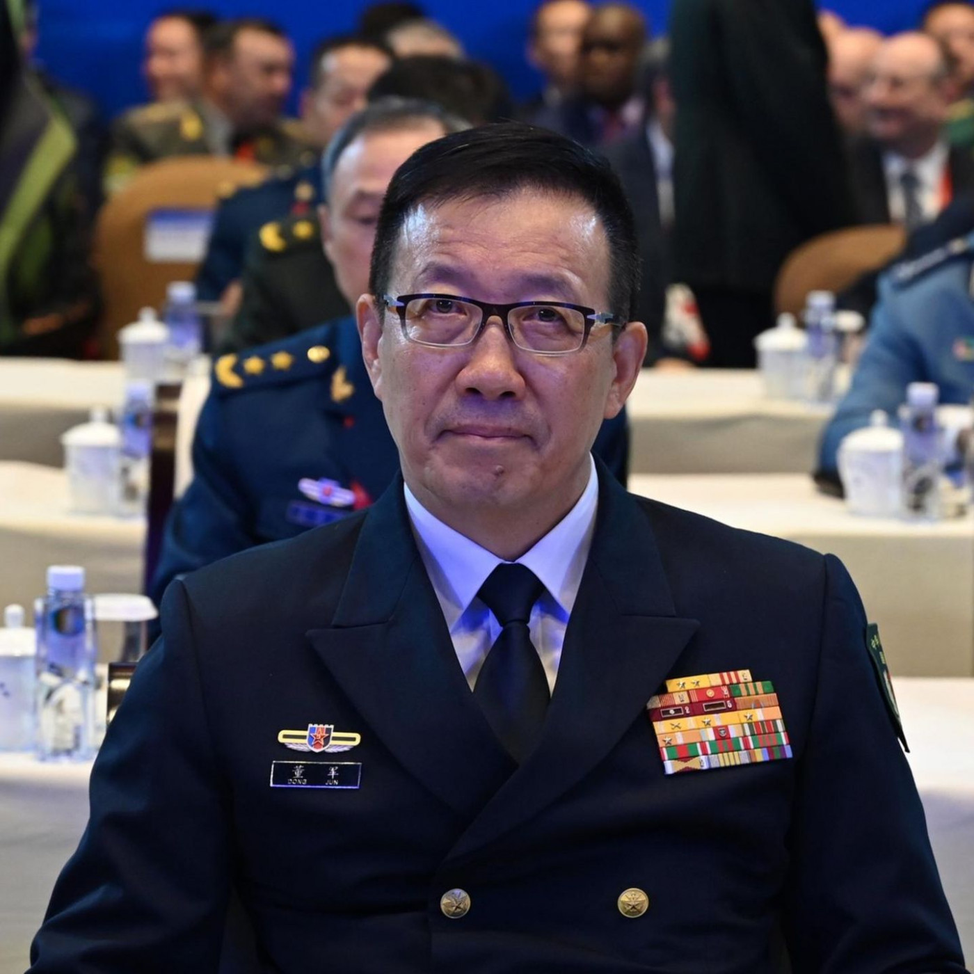 China sieht die Welt an Kreuzung von "Krieg und Frieden"