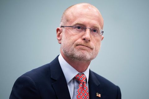 Das ist der Mann, der Donald Trumps Kritikern den Stecker zieht