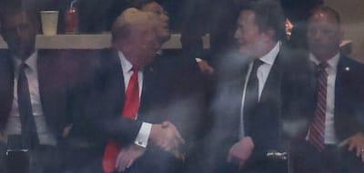 Trump und Musk gaben sich auf der Tribüne in Phoenix die Hand