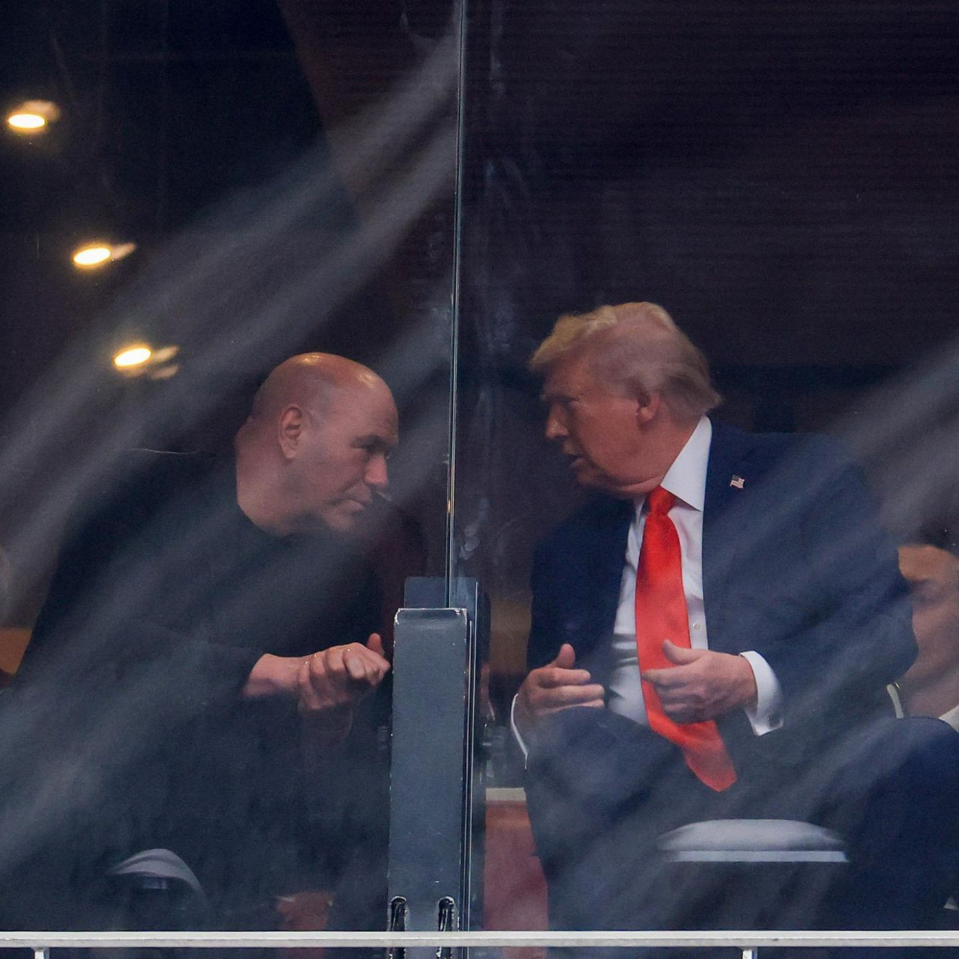 Wer saß bei der Kirk-Trauerfeier neben Trump?