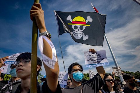 Piratenflagge bei weltweiten Protesten: Was hat es damit auf sich?