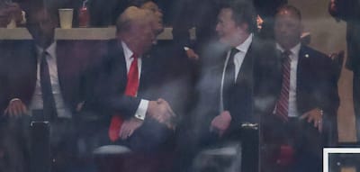 Trump und Musk gaben sich auf der Tribüne in Phoenix die Hand