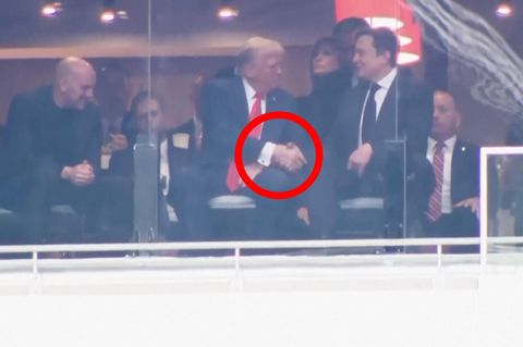 Trump und Musk: Was ihr Handschlag bei der Trauerfeier wirklich bedeutet