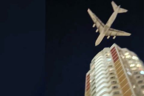 Passagierjet rauscht im Tiefflug über Moskaus Dächer