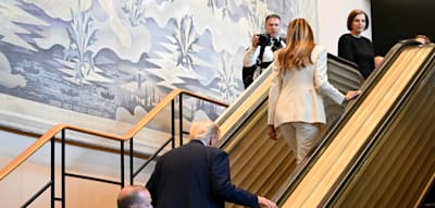 Rolltreppe bleibt plötzlich stehen – Trumps Sprecherin äußert einen Verdacht
