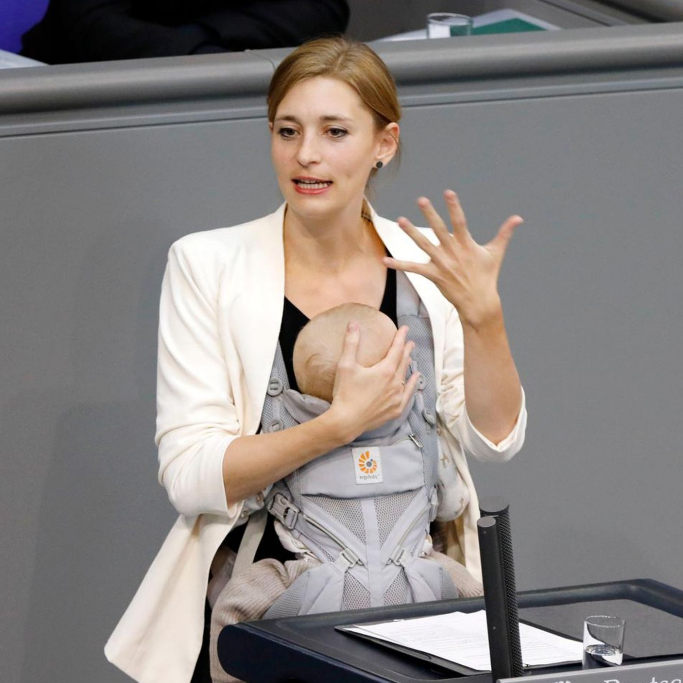 Hanna Steinmüller hält Rede mit Baby im Bundestag