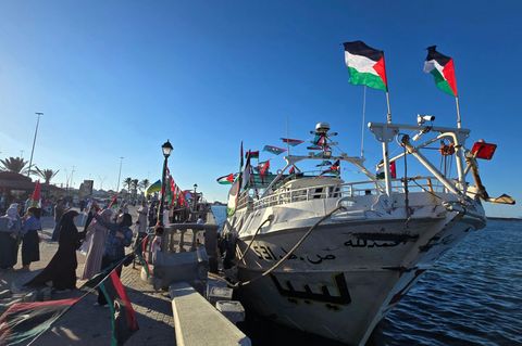 Gaza-Hilfsflotte beklagt neue Angriffe auf Boote – Italien schickt Kriegsschiff