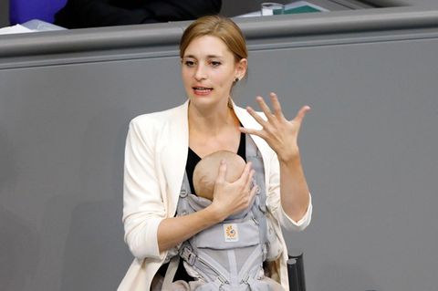 Hanna Steinmüller hält Rede mit Baby im Bundestag