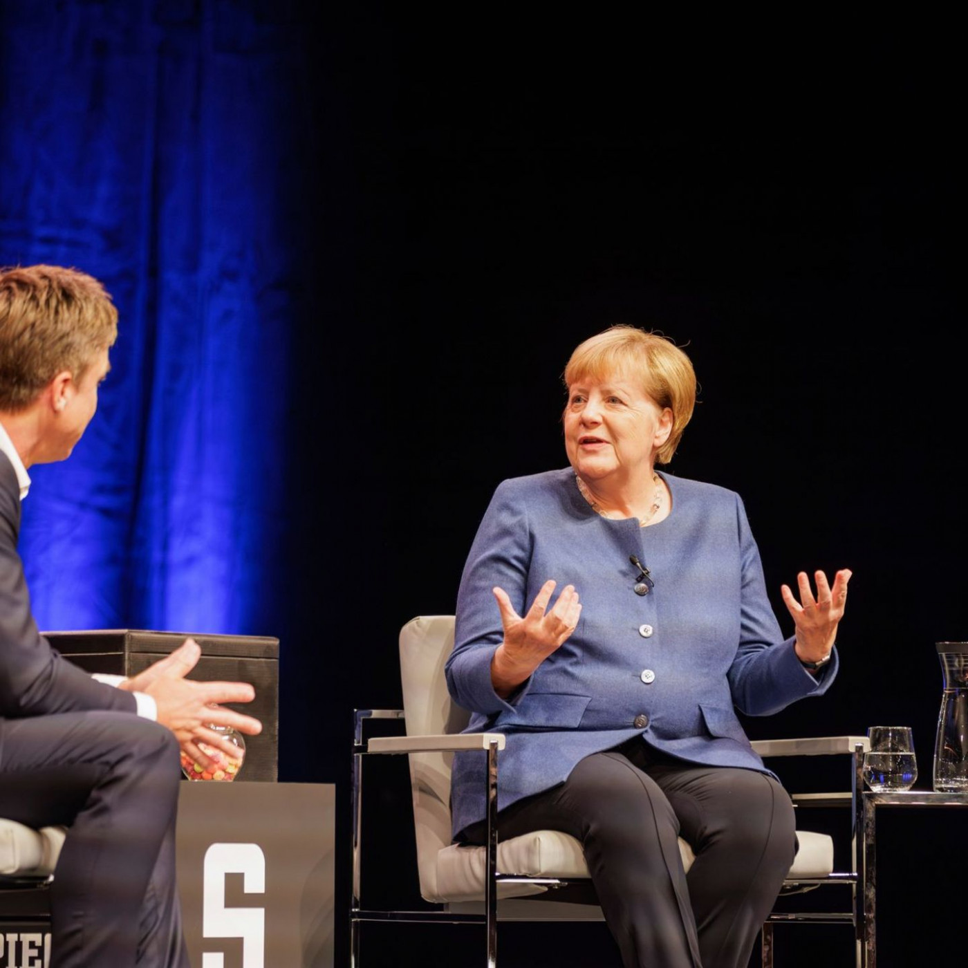 Merkel lobt Merz: "Mit Charme und Stimme"