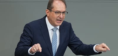 Dobrindt verhandelt mit Taliban über Abschiebungen – Grüne warnen vor der Aufwertung von Islamisten