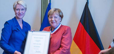 Schwesig verleiht Altkanzlerin Merkel Landesverdienstorden