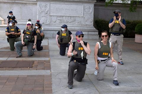 FBI feuert Agenten, weil sie bei Black-Lives-Matter-Demo niederknieten