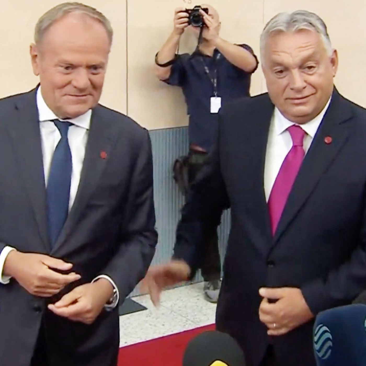 Orbán und Tusk liefern sich bizarren Schlagabtausch vor Reportern