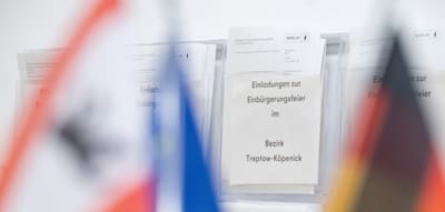 Berlin bewilligt 27.055 Einbürgerungen in acht Monaten – mehr als im gesamten Vorjahr