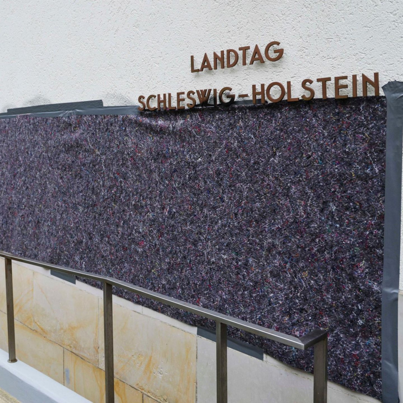 Unbekannte beschmieren Kieler Landtag mit Pro-Gaza-Parolen