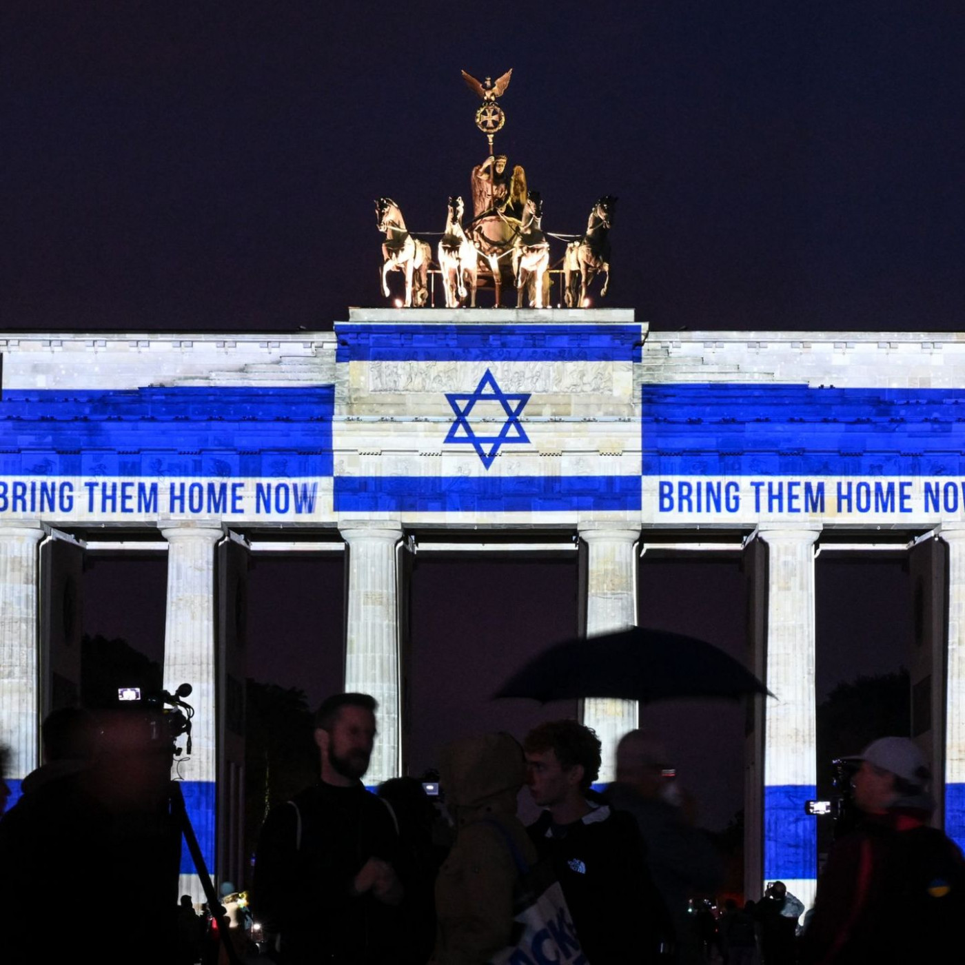 Brandenburger Tor zum Gedenken an 7. Oktober angestrahlt