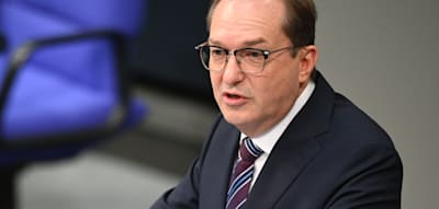 Dobrindt sieht Deutschland als Vorbild bei Migrationswende – Linke verurteilt Haftregeln für Kinder