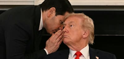 Plötzlich schiebt Rubio dem US-Präsidenten einen Zettel zu – das steht auf der Notiz
