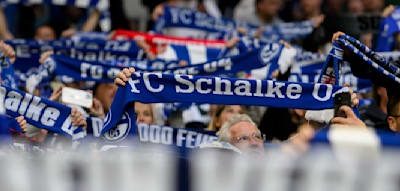 Schalke-Ultras greifen Fotografin an – und treten auf Mann ein