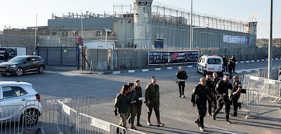 Freilassung begonnen – Sieben Geiseln wieder in israelischer Obhut – „Krieg ist vorbei“, sagt Trump