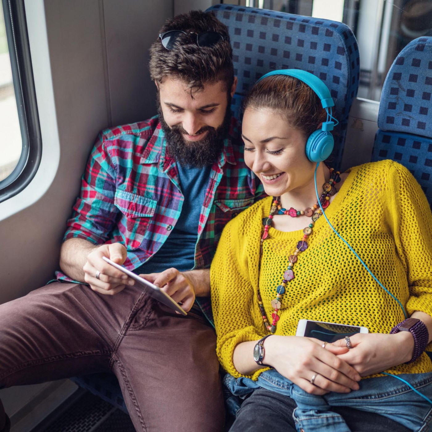 Neugierige Blicke und zu wenig Steckdosen: Praktische Gadgets für lange Zugfahrten