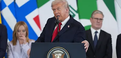 „Eigentlich darf ich das nicht sagen“, wendet sich Trump an Meloni – Starmer in 2. Reihe verbannt
