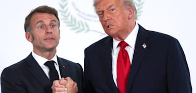 Die Wahrheit über den brüderlichen Händedruck – das Wortgefecht zwischen Macron und Trump