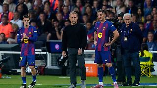 Wegen Barca-Reise: Spieler bleiben regungslos auf dem Platz stehen