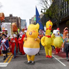 Adler, Frösche, Karikaturen – so bunt waren die Proteste gegen Trump