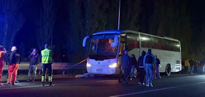 Fan-Bus mit Ziegelsteinen beworfen – Beifahrer stirbt