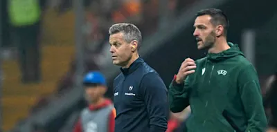 Mit Ohrstöpseln schützt sich der gegnerische Trainer gegen das türkische Pfeifkonzert