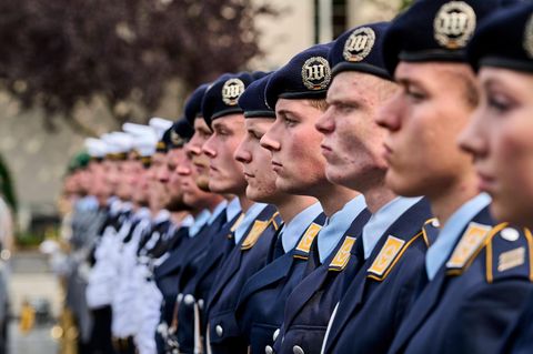 Verteidigung: Exporte Mölling fordert Pflichteinsatz für alle