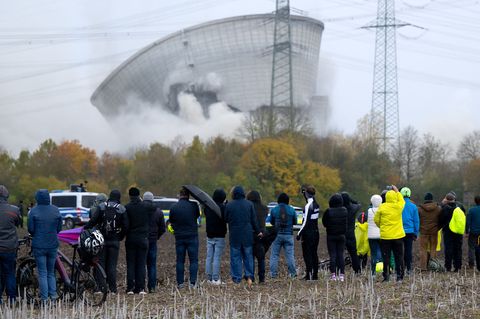 30.000 Menschen verfolgen Sprengung von AKW-Kühltürmen